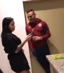 El jugador de Cruz Azul junto a una mujer