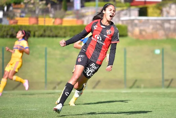 Alison González en festejo con Atlas ante Tigres