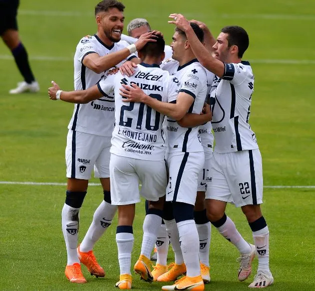 IMAGO7 Emanuel Montejano, felicitado por sus compañeros