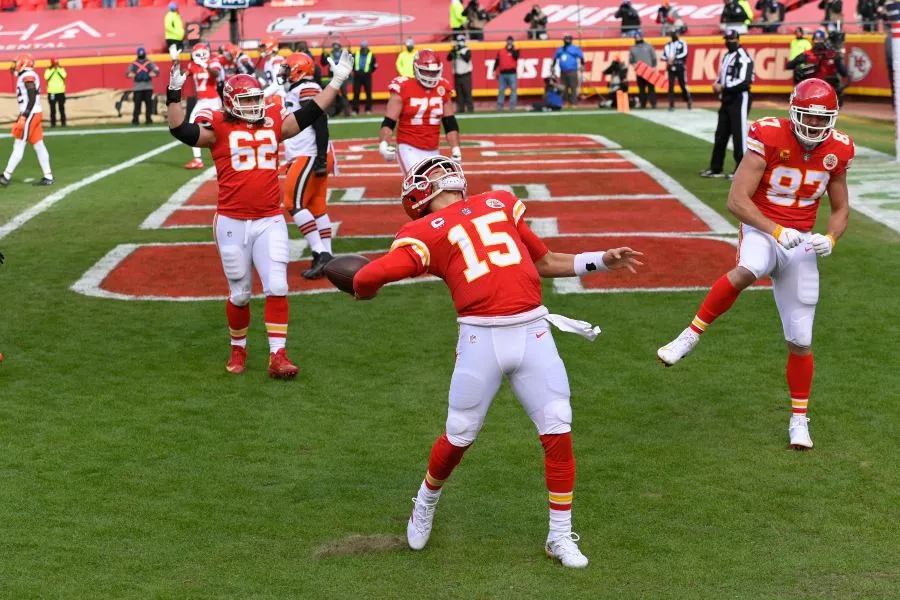 AP Patrick Mahomes tras anotar