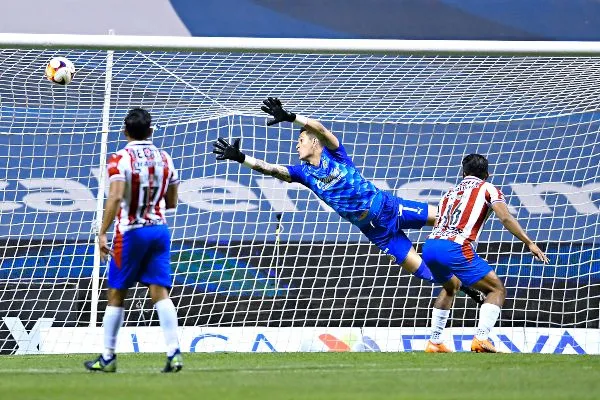 Raúl Gudiño, portero de Chivas, en acción