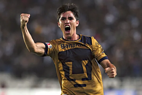 Velarde en su etapa con los Pumas