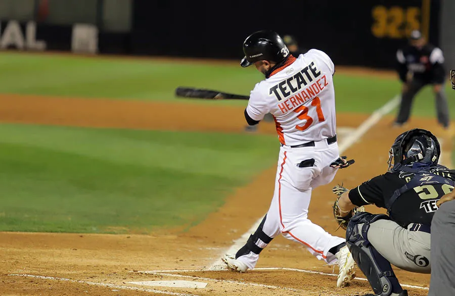 Yadiel Hernández conecta de hit