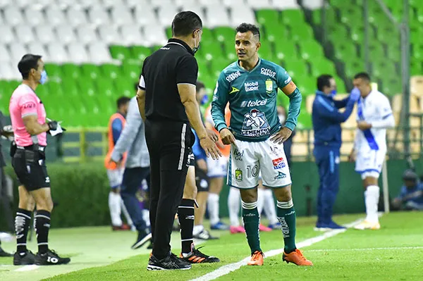 El técnico del León en charla con Luis Montes