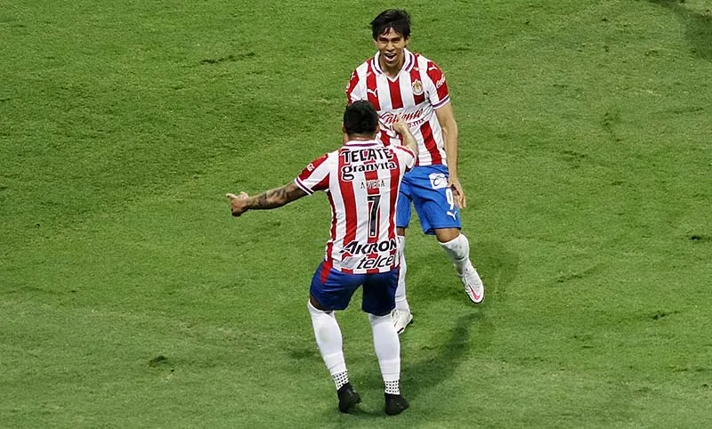 JJ Macías y Vega festejan un gol con Chivas