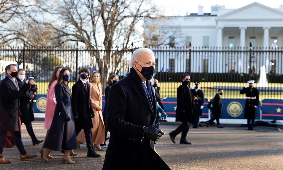 Joe Biden camina frente a la Casa Blanca