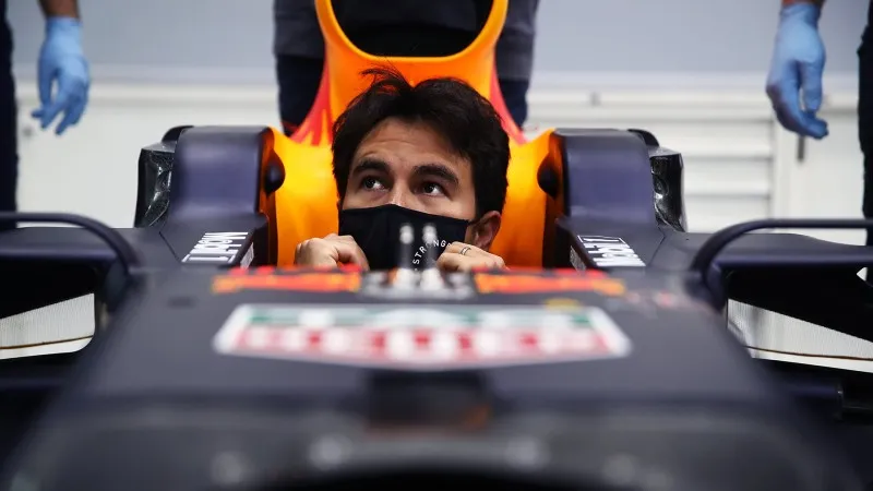 Checo Pérez en instalaciones de Red Bull