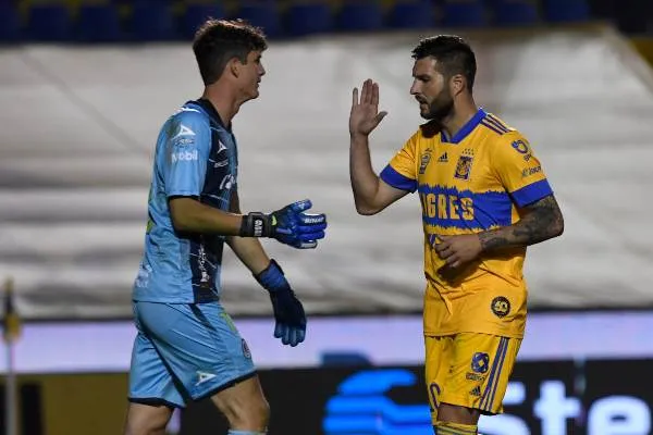 Axel Werner, guardameta del San Luis, y Gignac