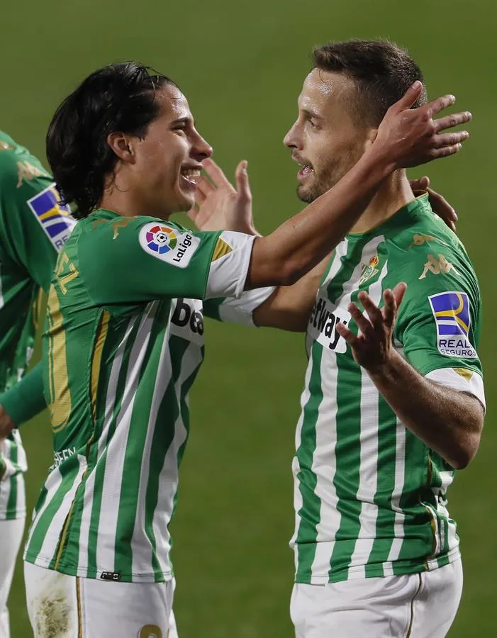 Lainez y Canales celebrando un gol con el Betis