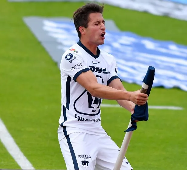 Carlos Gutiérrez, festeja su anotación con los felinos