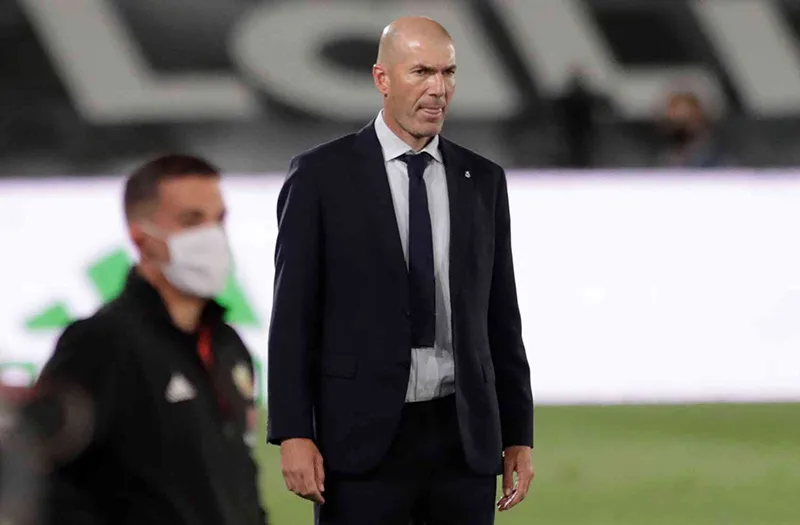 Zinedine Zidane durante un duelo del Real Madrid