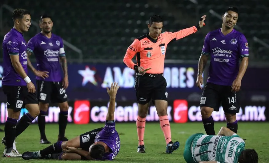 Partido lleno de infracciones en el primer lapso