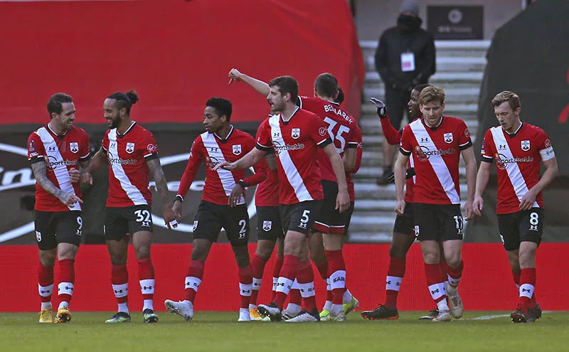 Jugadores del Southampton festejan la anotación contra el Arsenal