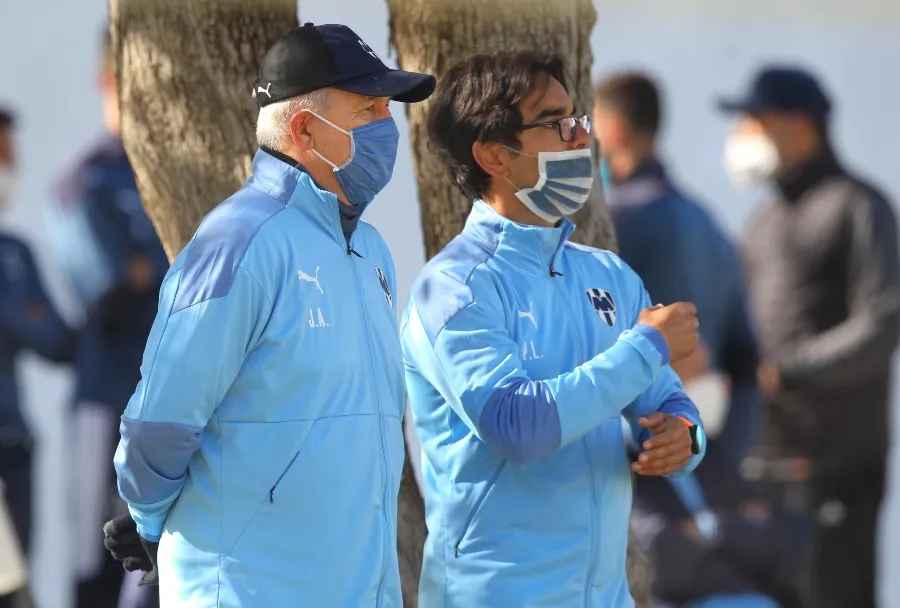 Javier Aguirre en una práctica de Rayados previo a los contagios