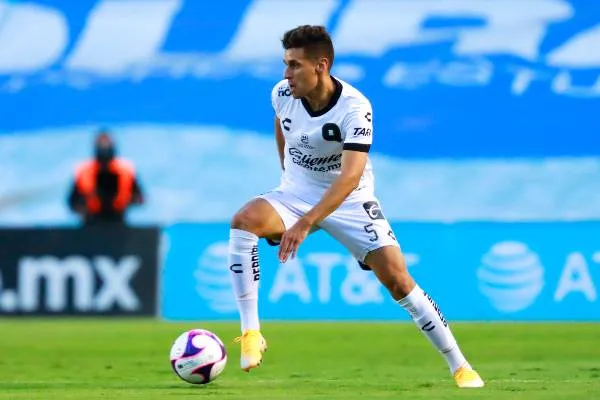 Kevin Escamilla en acción con Gallos