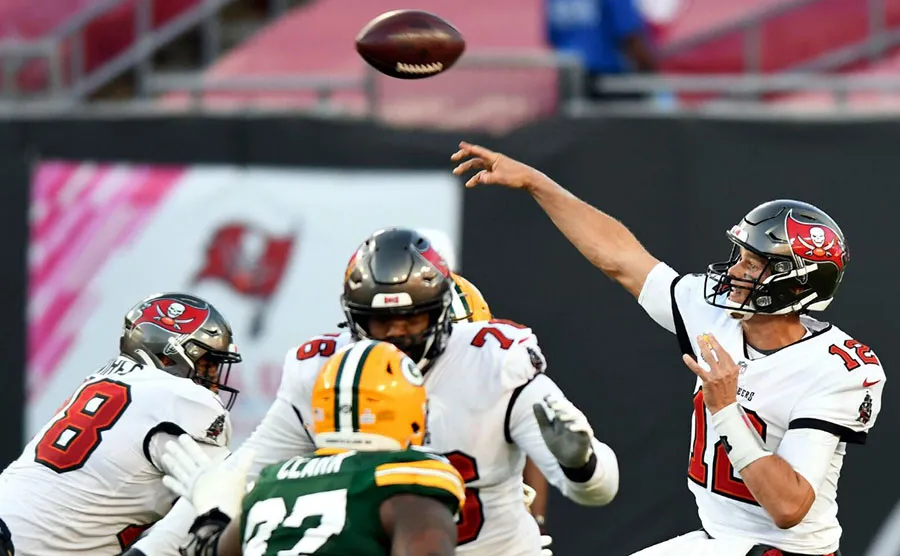 Tom Brady pasa el balón en juego ante Green Bay
