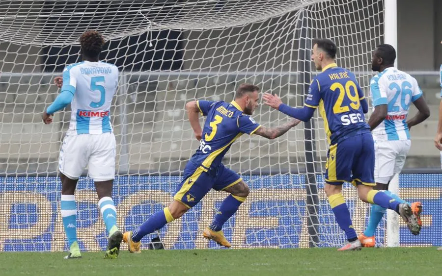 Federico Dimarco marca el gol de la igualada ante el Napoli