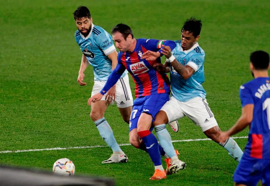 Néstor Araujo disputando un balón con un jugador del Eibar