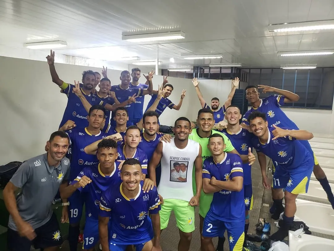 Jugadores del Palmas Futbol y Regatas celebran una victoria