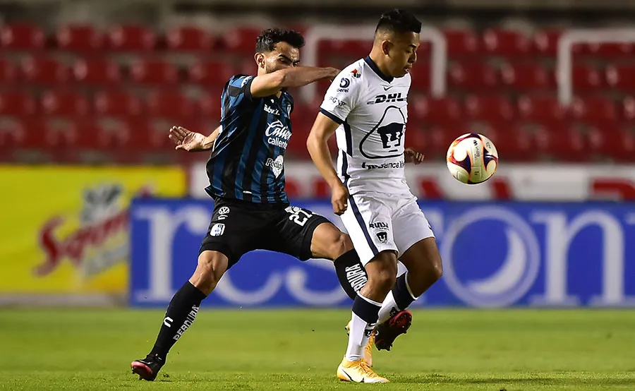 Saucedo pelea el balón con José Gurrola