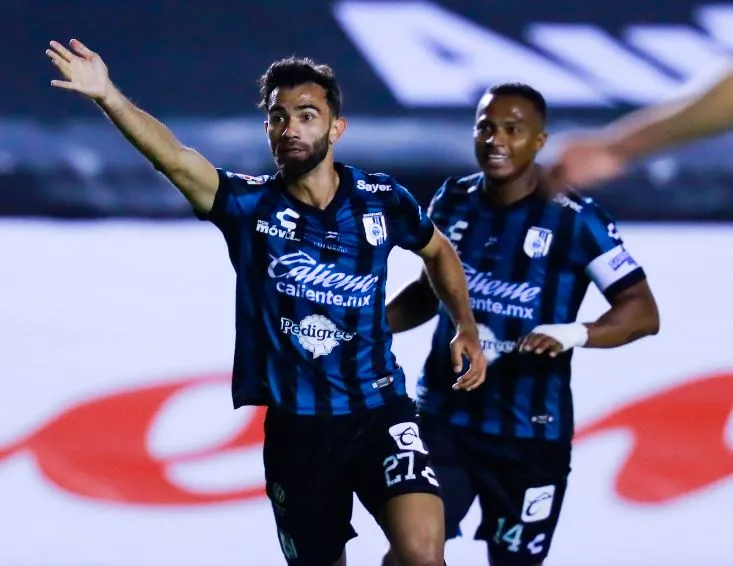 IMAGO7 Jugadores de Gallos festejan la anotación