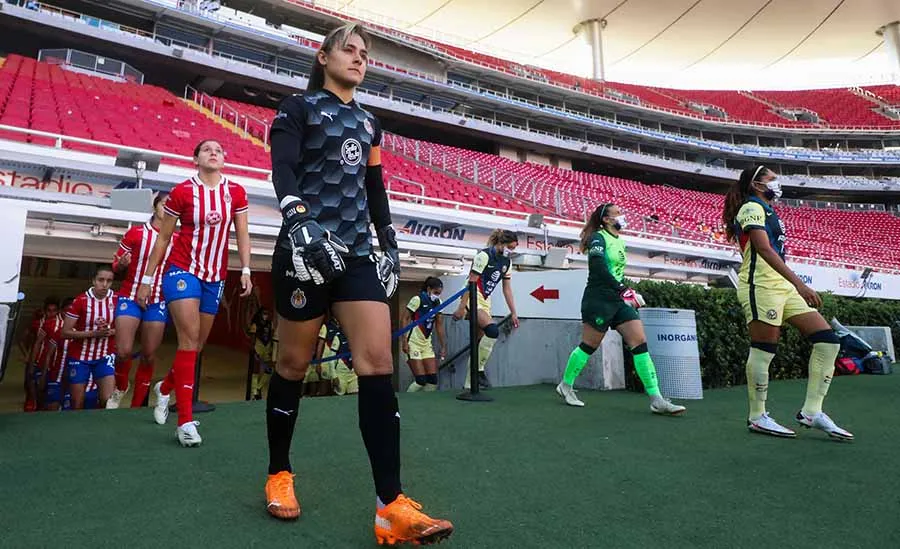 IMAGO7 La guardameta antes de un Clásico ante América Femenil