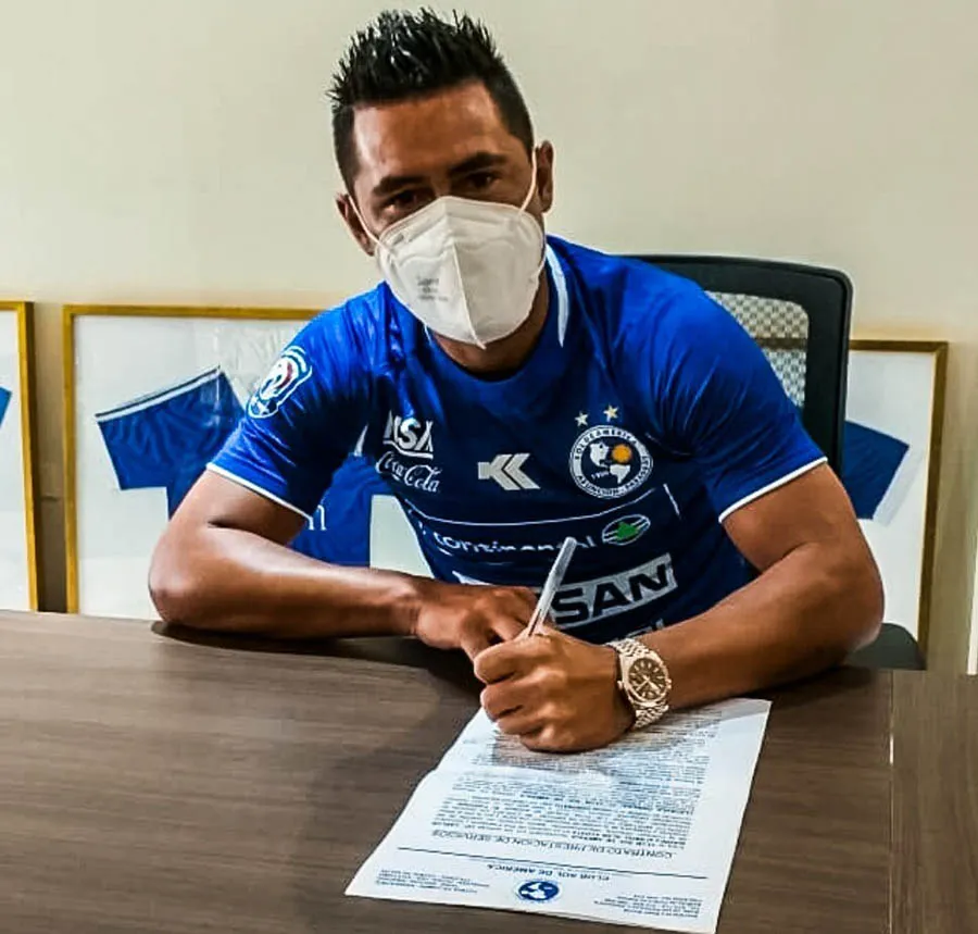 TWITTER @SoldeAmericapy Martínez al firmar contrato con Sol de América