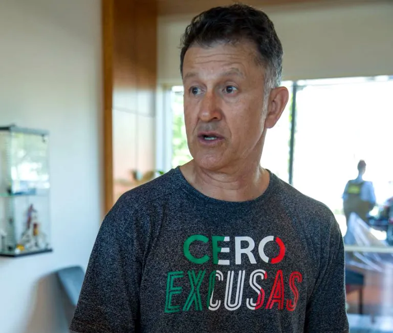 Osorio portando la playera con la leyenda &quot;Cero excusas&quot;