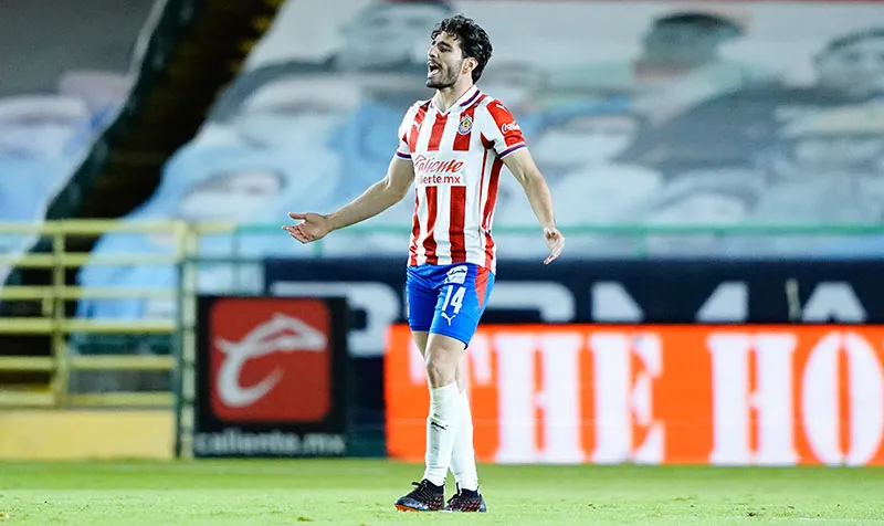 Pollo Briseño durante un duelo con Chivas