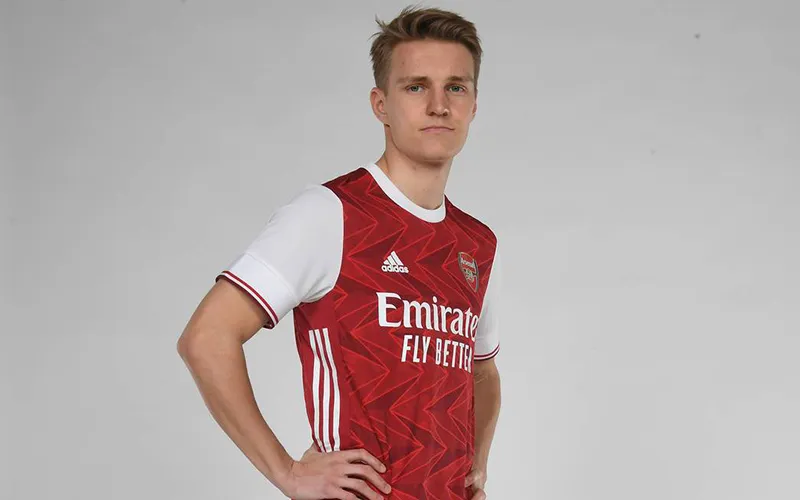 Martin Odegaard posa con la camiseta del Arsenal
