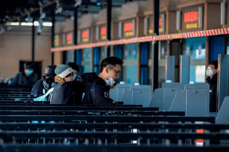 EFE Una persona intentando entras a Beijing en medio de la pandemia