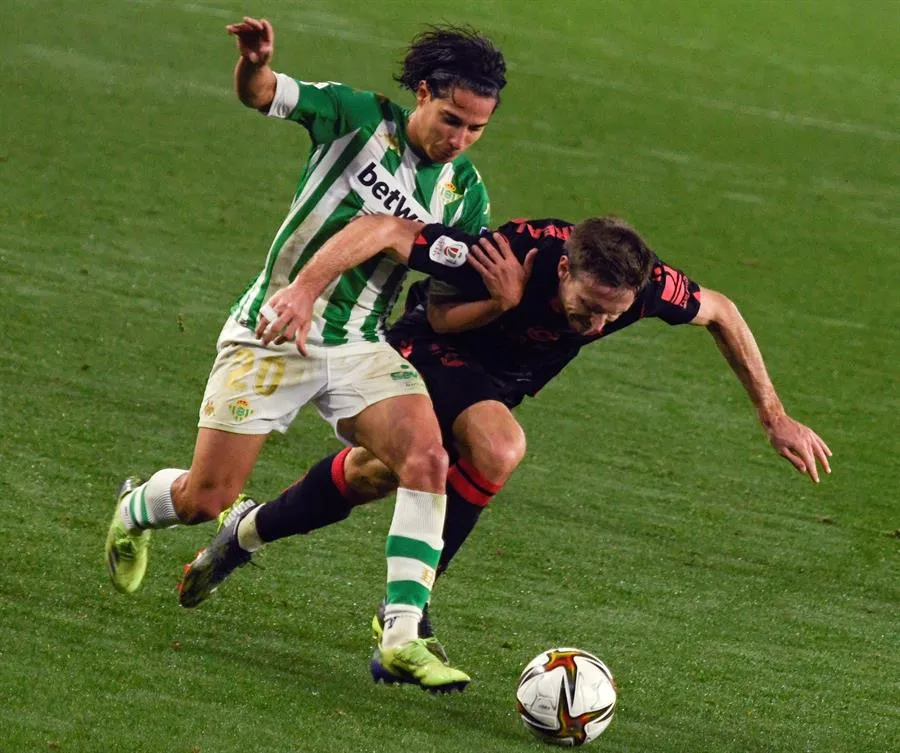 Diego Lainez durante un partido con el Betis