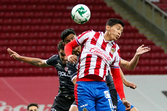 Chelo pelea el balón en un encuentro del Guadalajara