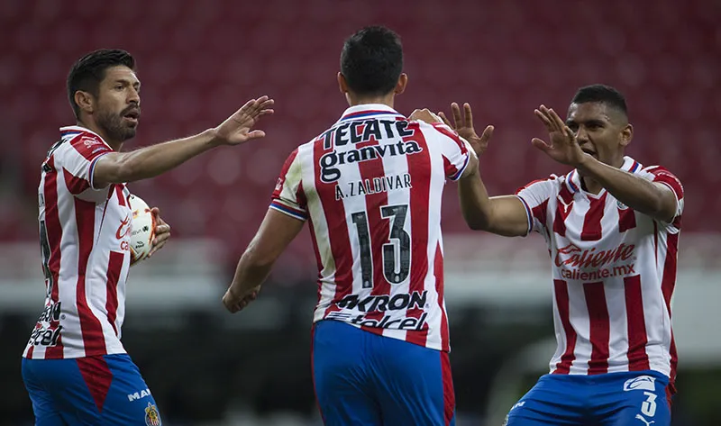 Zaldívar, Oribe y Sepúlveda durante un duelo con Chivas