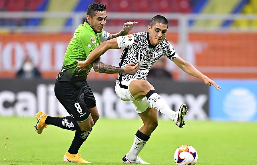 IMAGO7 Santiago Naveda disputa el balón con Darío Lezcano