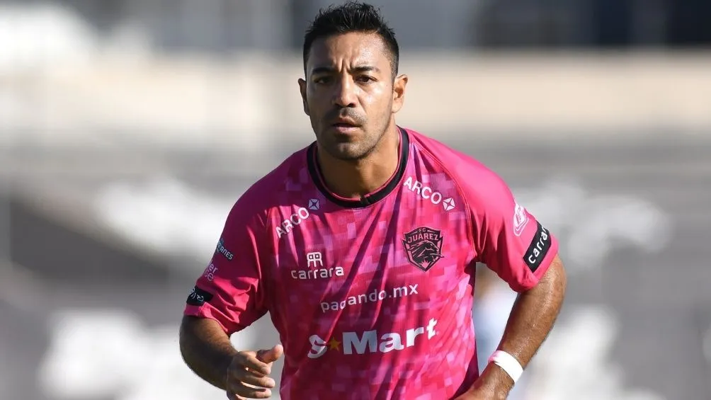 Marco Fabián en un partido con Juárez