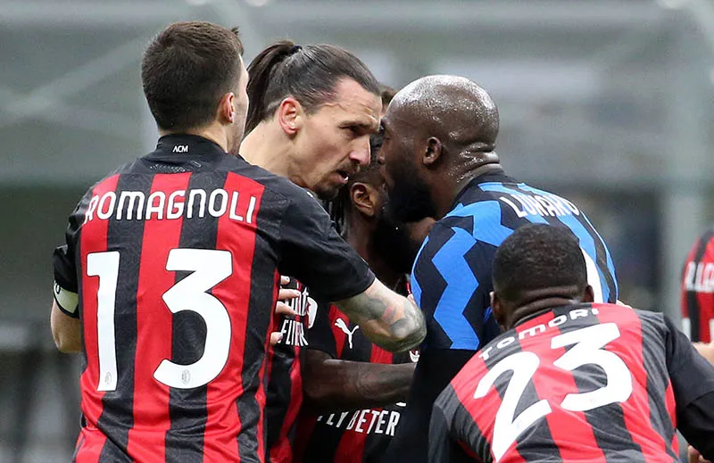 EFE Zlatan Ibrahimovic y Romelu Lukaku se encaran en el duelo