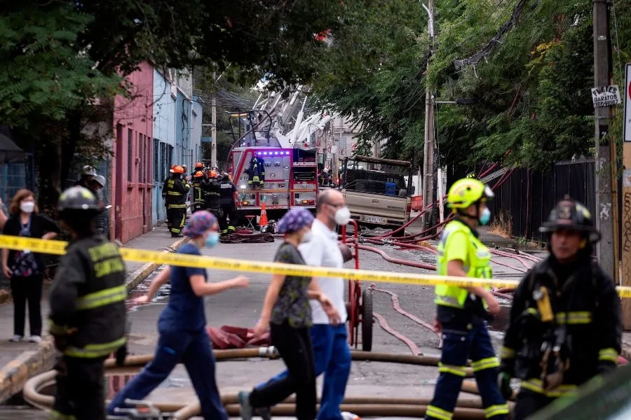 EFE Personal médico transita mientras los bomberos controlan el fuego