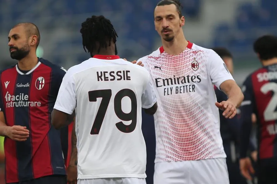 EFE Kessie y Zlatan Ibrahimovic en festejo
