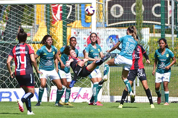 Adriana Iturbide intenta una chilena