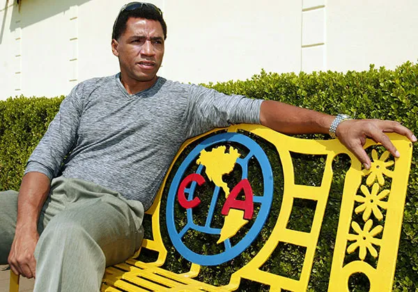 Adrián Chávez en las instalaciones del América