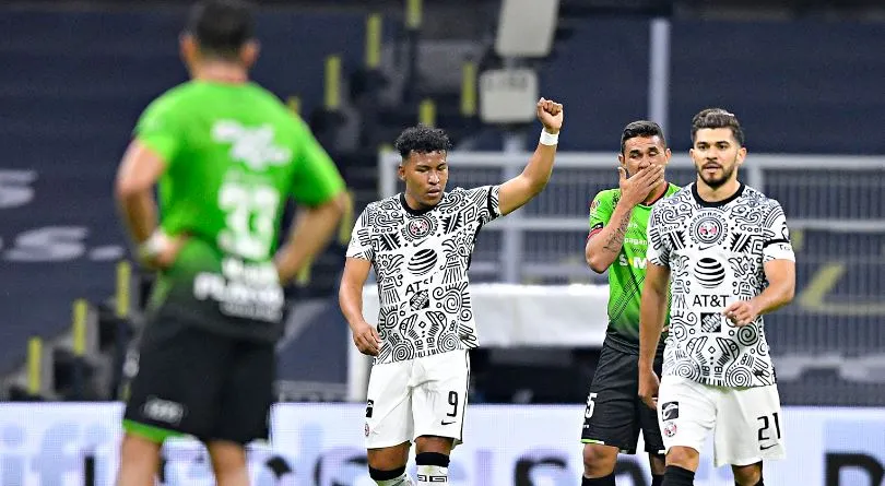 IMAGO7 Roger Martínez en partido con América