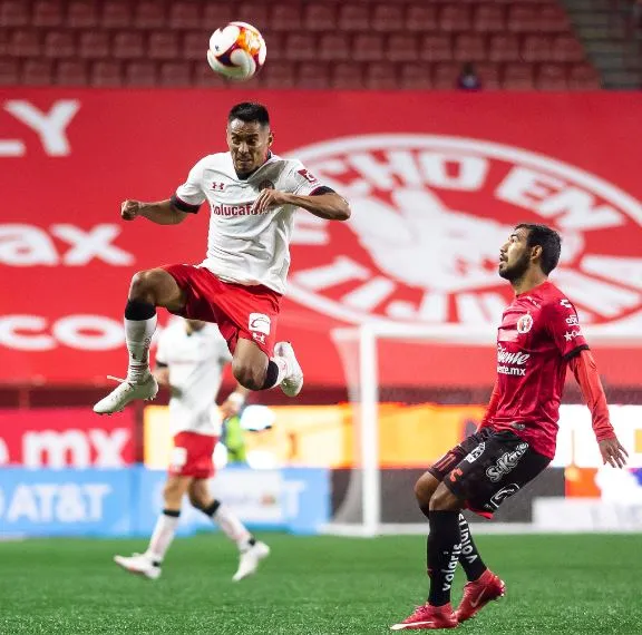 José Juan Vázquez y Junior Sornoza, luchan por la redonda