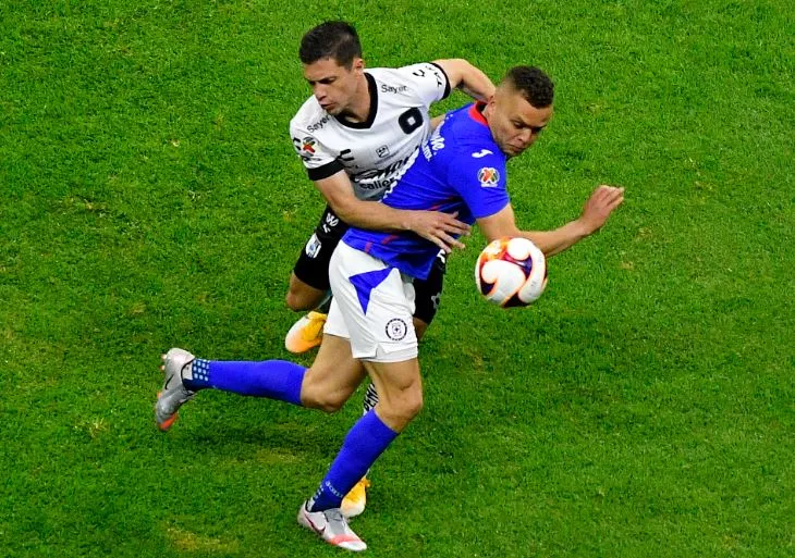 José Doldán y Jonathan Rodriguez, luchan por el balón