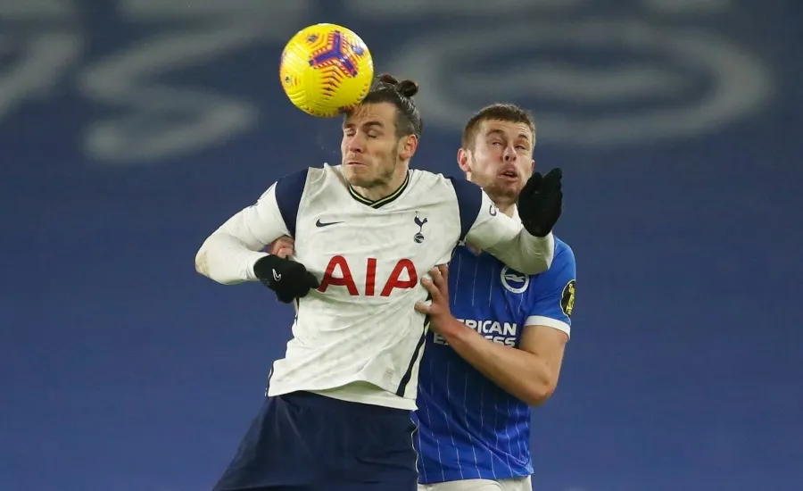 EFE Gareth Bale disputando un balón con un rival