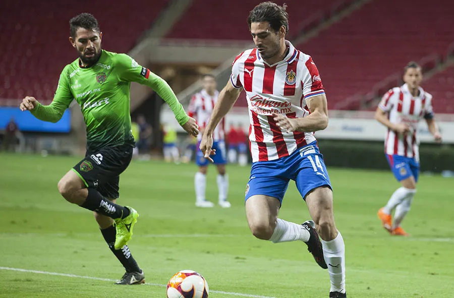 Antonio Briseño ante Bravos en el Estadio Akron