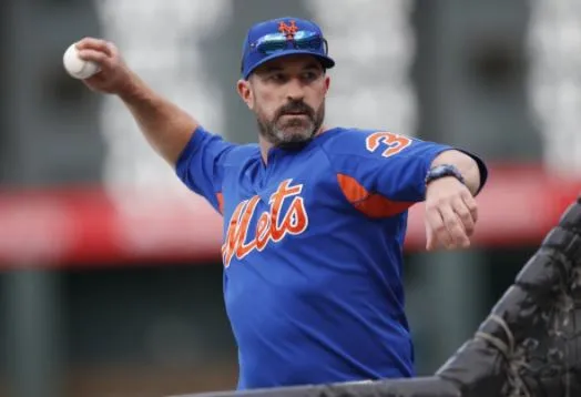 Mickey Callaway, se prepara para lanzar una bola