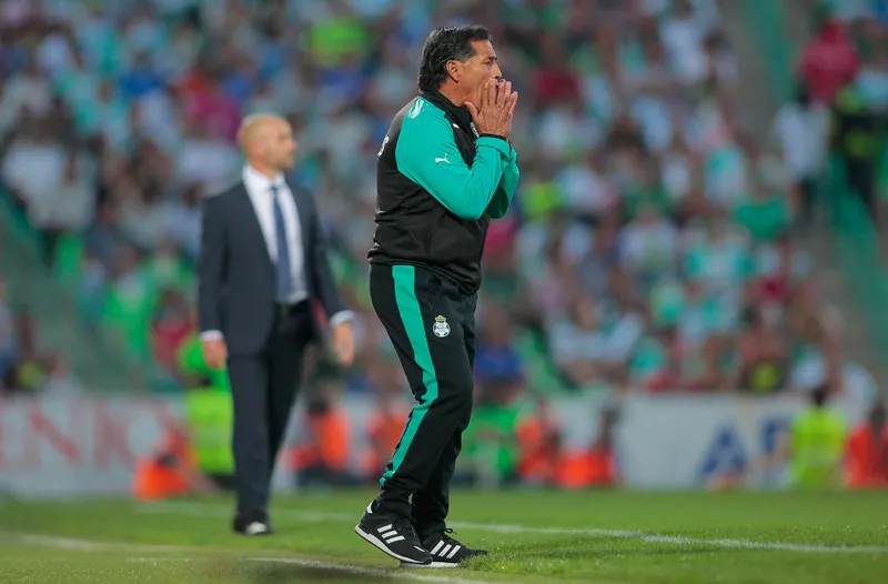 El exjugador dando indicaciones a los jugadores de Santos