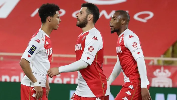 Jugadores de Mónaco festejan una anotación