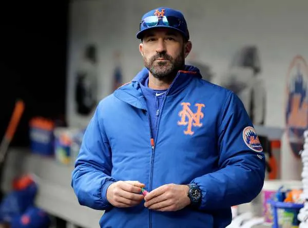 Mickey Callaway sigue la acción de un juego